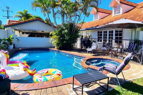 Fab 4brm Home With Pool A 15 Min Walk To Beach - Accommodation Gold Coast 0