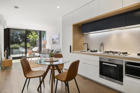 Fabulous 1-Bed With Pool And Private Courtyard - Accommodation Gold Coast 2