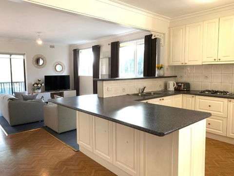 Family Home In Prime Location Melbourne - Accommodation Gold Coast 4