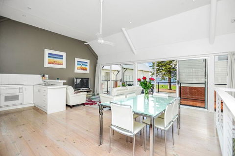 Fantastic Beachside Townhouse - Accommodation Gold Coast 4