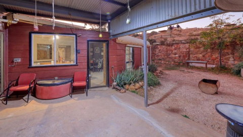 Fossickers Den Dugout Accommodation - Accommodation Gold Coast 1