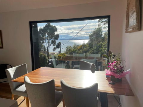 Fabulous, New, Well Appointed Beach House - Accommodation Gold Coast 3