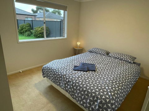 Garden View - Newly Furnished Queen Bedroom - 1 Gold Coast 0