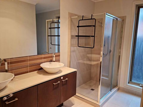 Generous 4 Bedroom Home Close To Park And Shops - Accommodation Gold Coast 2