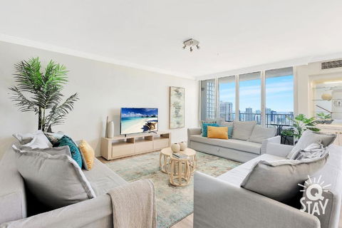 Golden Gate Rooftop Penthouse - QSTAY - Accommodation Gold Coast 2