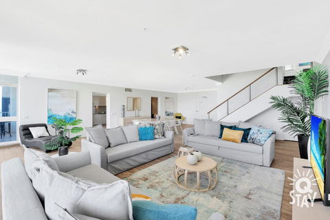 Golden Gate Rooftop Penthouse - QSTAY - Accommodation Gold Coast 0