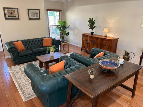 Grand Retreat In Peaceful Street - Accommodation Gold Coast 0