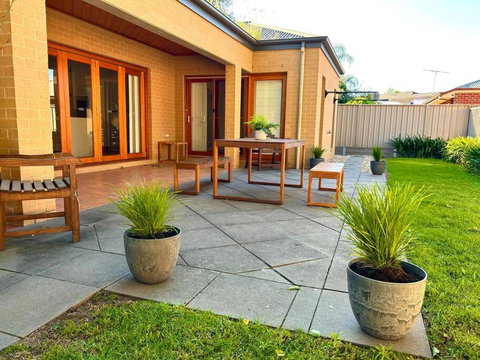 Grand Retreat In Peaceful Street - Accommodation Gold Coast 1