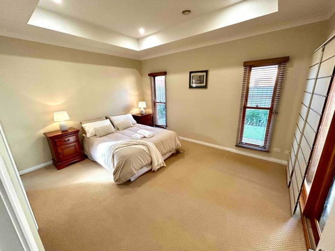 Grand Retreat In Peaceful Street - Accommodation Gold Coast 3