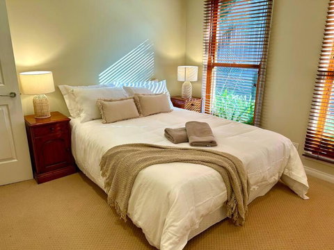 Grand Retreat In Peaceful Street - Accommodation Gold Coast 4