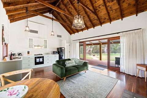 Grandview Accommodation - Hideaway Huts - Gold Coast 4U 2