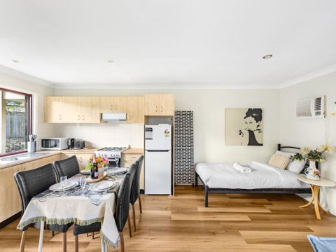Great Value Stylish 2BR Granny Flat Heritage Park - Accommodation Gold Coast 0