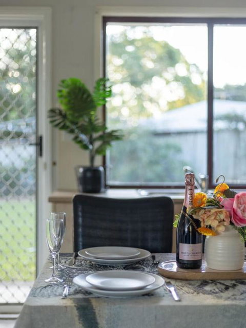 Great Value Stylish 2BR Granny Flat Heritage Park - Accommodation Gold Coast 3