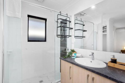 Guildford Family Hideaway - Accommodation Gold Coast 2
