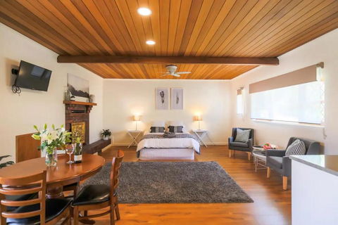 Hahndorf Lodge Pioneer Suite - Main Street Hahndorf On Site Secure Parking - Gold Coast 4U 1