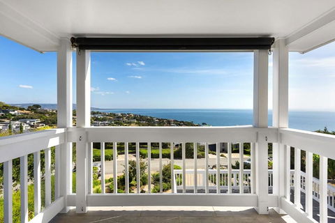 Hamptons Retreat - Stunning Panoramic Water Views And Pool - Accommodation Gold Coast 2