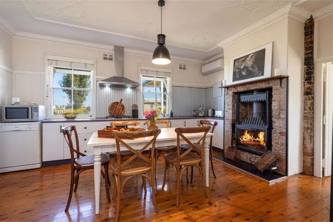 Hanigans Cottage - Accommodation Gold Coast 0