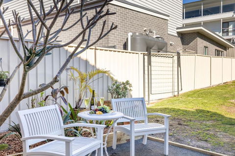 Hanks Corlette House, 49 Pantowora St - Pet Friendly, Air Con, Boat Parking, Wi-Fi - Accommodation Gold Coast 3