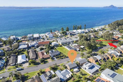 Hanks Corlette House, 49 Pantowora St - Pet Friendly, Air Con, Boat Parking, Wi-Fi - Accommodation Gold Coast 0