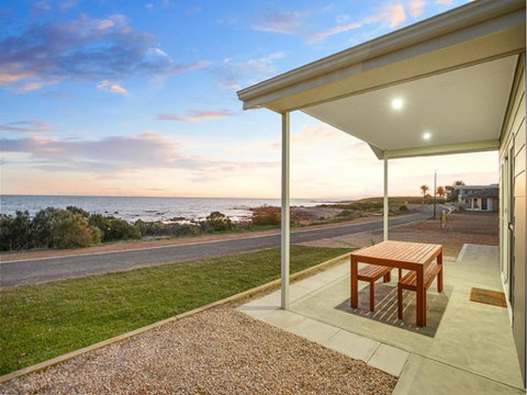 High Tide - Beachfront Pet-friendly - Accommodation Gold Coast 2