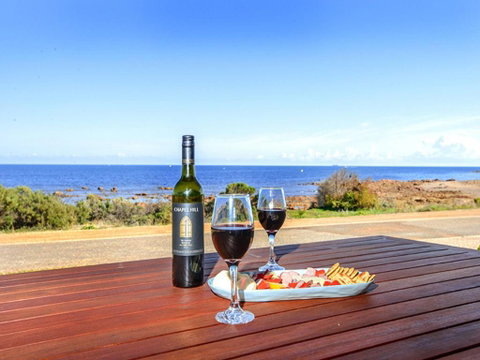 High Tide - Beachfront Pet-friendly - Accommodation Gold Coast 3