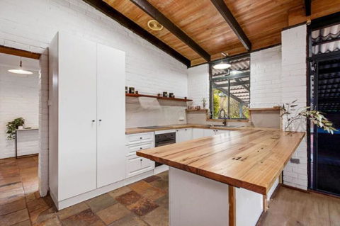 Hillside Retreat- Your Tranquil Home Away - Gold Coast 4U 1