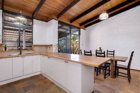 Hillside Retreat- Your Tranquil Home Away - Gold Coast 4U 3