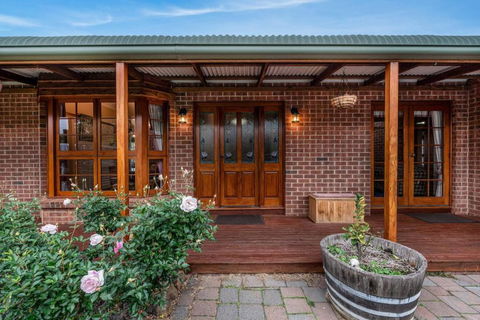 Hilltop Retreat, Water Views - 1 Gold Coast 0