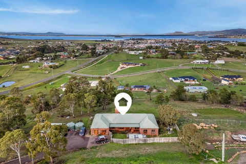 Hilltop Retreat, Water Views - 1 Gold Coast 1