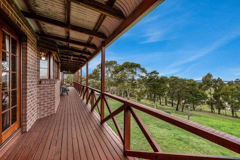 Hilltop Retreat, Water Views - 1 Gold Coast 2