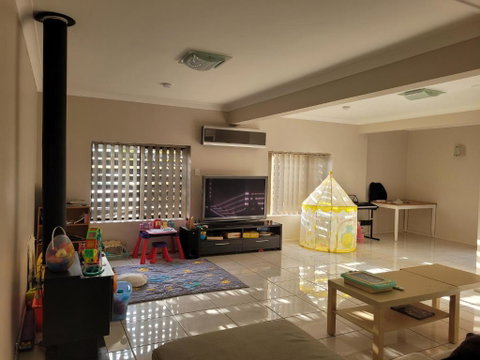 Holiday Style A Downstairs Room In Springwood Qld - Accommodation Gold Coast 1