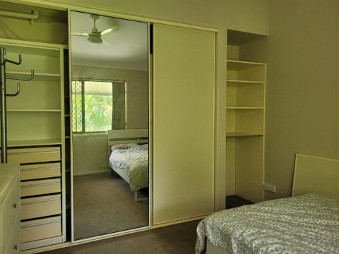Holiday Style A Downstairs Room In Springwood Qld - Accommodation Gold Coast 3