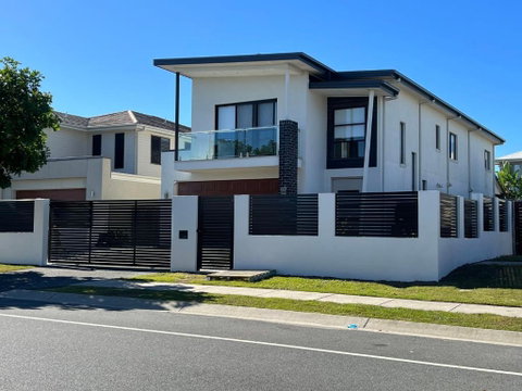 Home Away From Home & Resort Facility - Accommodation Gold Coast 0