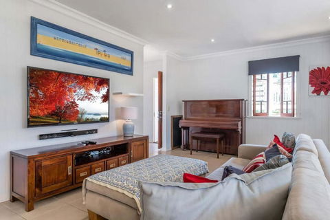 Homely Hideaway Bardon - Gold Coast 4U 1