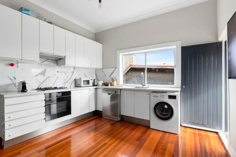 Huge Harbour View Apartment In Historic Home - Accommodation Gold Coast 3