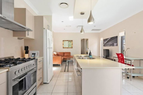 Impeccable Modern 1 Bedroom Apartment ~ Taringa - Accommodation Gold Coast 3