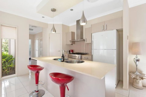 Impeccable Modern 1 Bedroom Apartment ~ Taringa - Accommodation Gold Coast 2