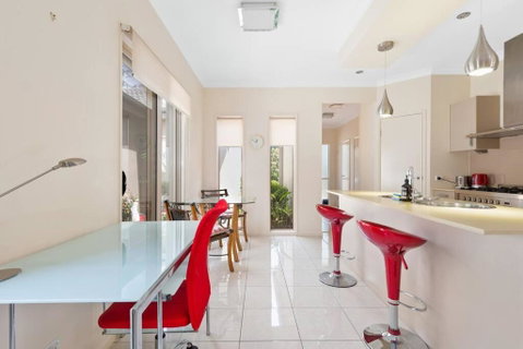Impeccable Modern 1 Bedroom Apartment ~ Taringa - Accommodation Gold Coast 1