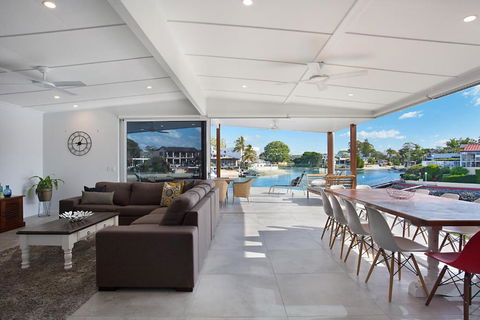 INCREDIBLE VALUE - Perfect For Large Families - Accommodation Gold Coast 2