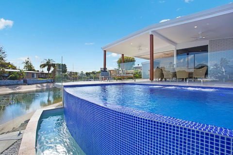 INCREDIBLE VALUE - Perfect For Large Families - Accommodation Gold Coast 0