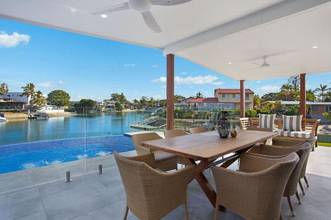 INCREDIBLE VALUE - Perfect For Large Families - Accommodation Gold Coast 1