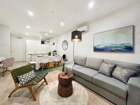 Indulge Luxury Holiday Near Brighton Beach With Private Garden Parking - Accommodation Gold Coast 1