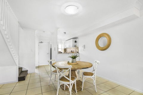Inner-City 2-Bed With Balcony & Undercover Parking - Gold Coast 4U 3