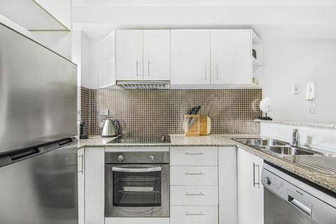 Inner-City 2-Bed With Balcony & Undercover Parking - Gold Coast 4U 2