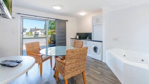 Adrift Apartments - Accommodation Gold Coast 3