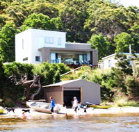 Amazing Ansons Bay Absolute Waterfront Beach House - Accommodation Gold Coast