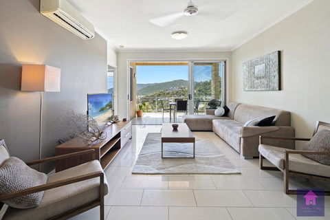 Amazing Ocean Views, Pool, Award Winning Location, Airlie Beach - 1 Gold Coast 3