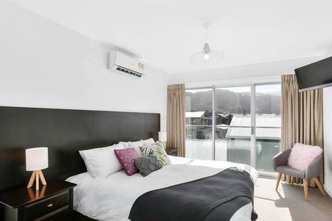 APOLLO 13 STUDIO - Free Wifi, Opposite Beach! - Accommodation Gold Coast 0