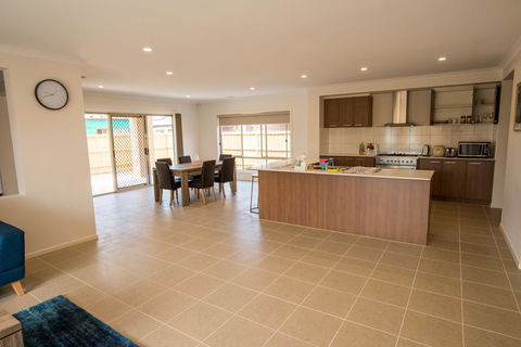 Apple House Point Cook - Gold Coast 4U 3