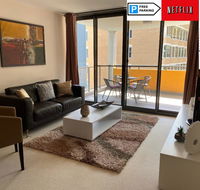 ARENA RESORT STYLE EXEC FREE NETFLIX WIFI WINE - Gold Coast 4U